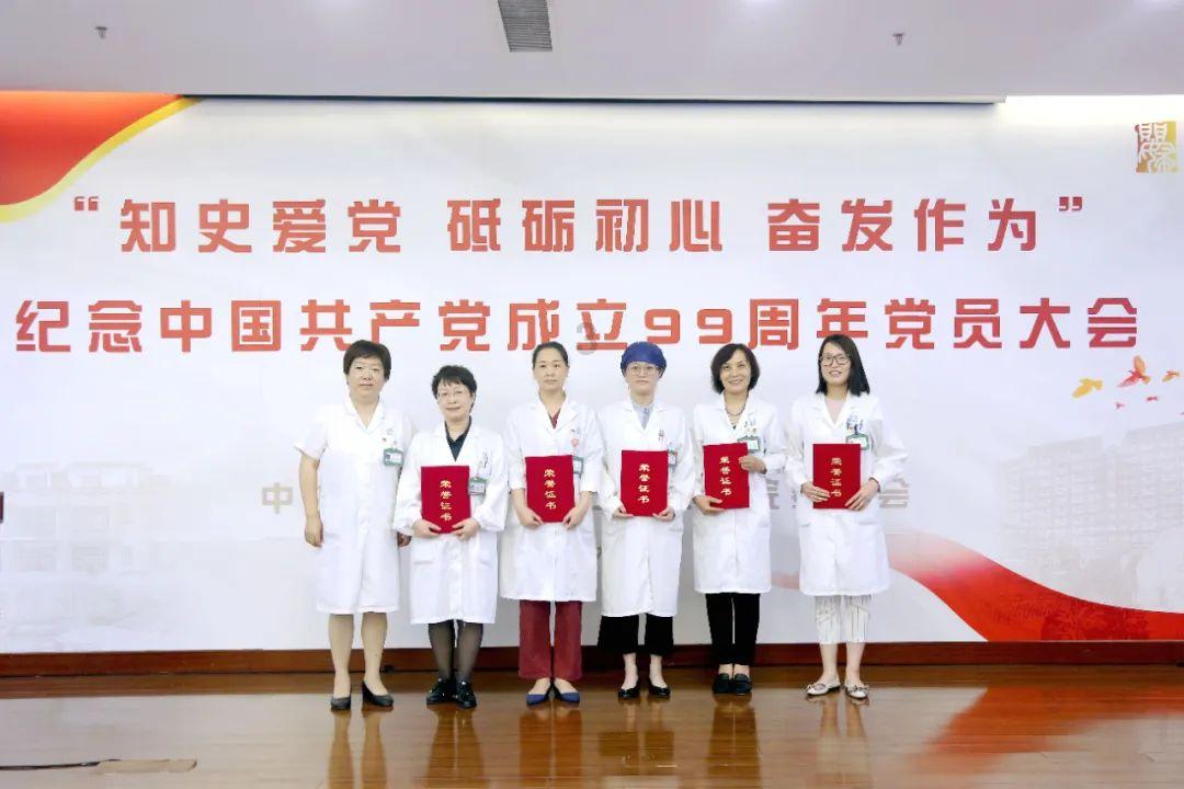 一个女人在你面前为别的男人哭到底值不值得去爱？游戏画面